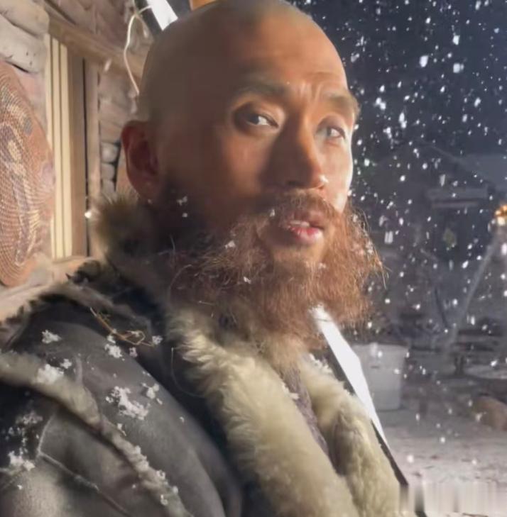 他出生于演艺世家，出道22年不红，如今凭借《大生意人》咸鱼翻身