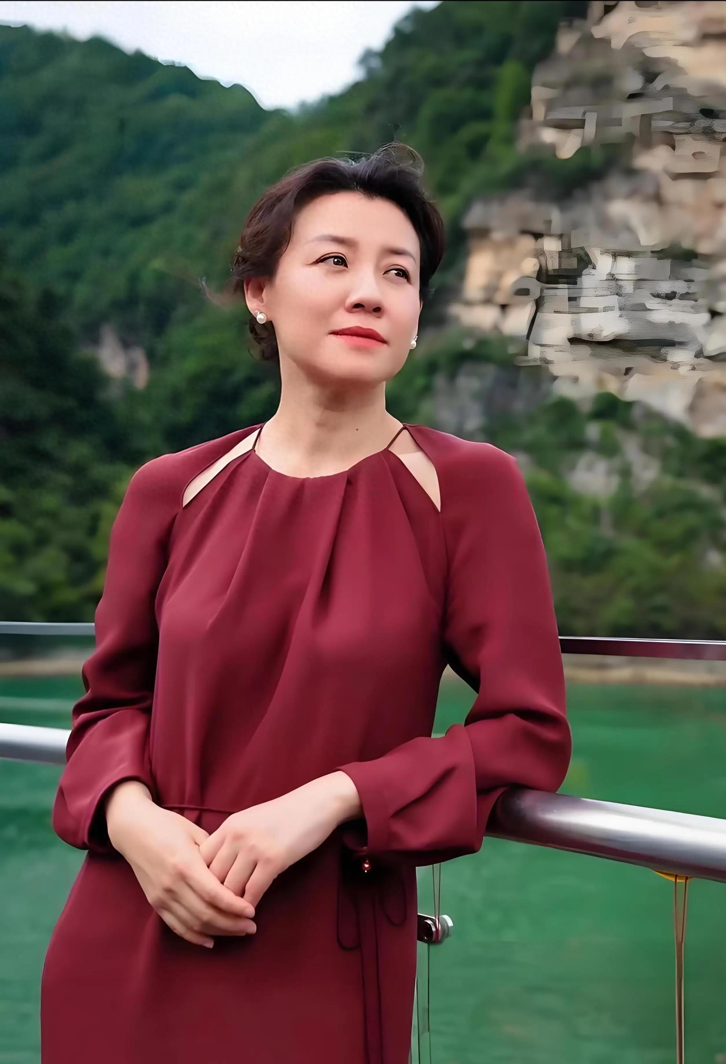 与四婚名导同居三年流产两次不结婚，转身下嫁穷小子，如今咋样？