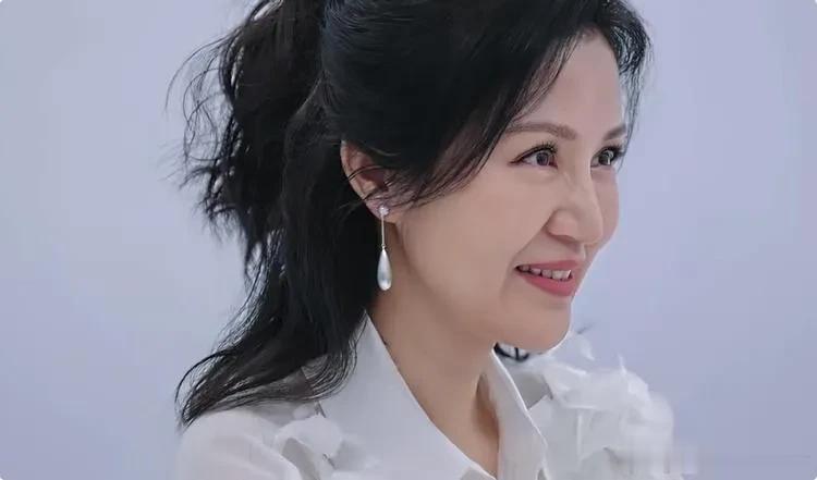 当鲍蕾和50岁陈紫函同框，才知道生育对女人的差别，全写在了脸上