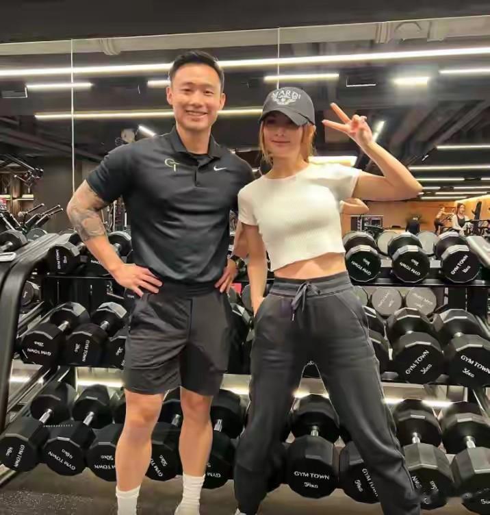 港媒曝43岁阿Sa新恋情!与小9岁私教交往数月,同晒猫咪疑似官宣