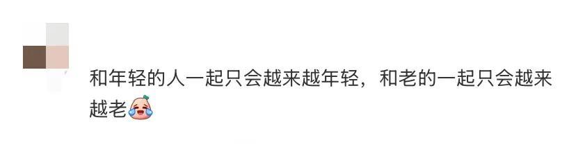 李嘉格带一对儿女和小男友逛山姆，穿搭让人看不懂，但状态很少女