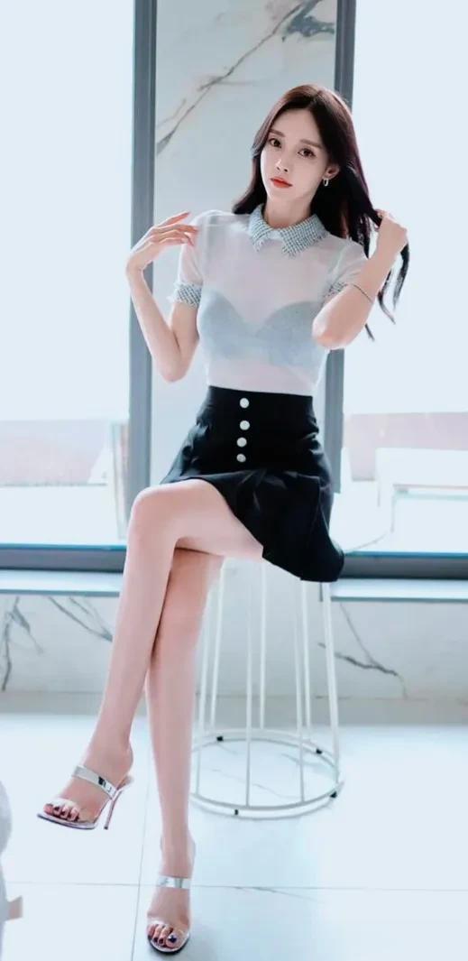 孙允珠私服太会穿!白上衣配小黑裙,简单搭配秒变焦点
