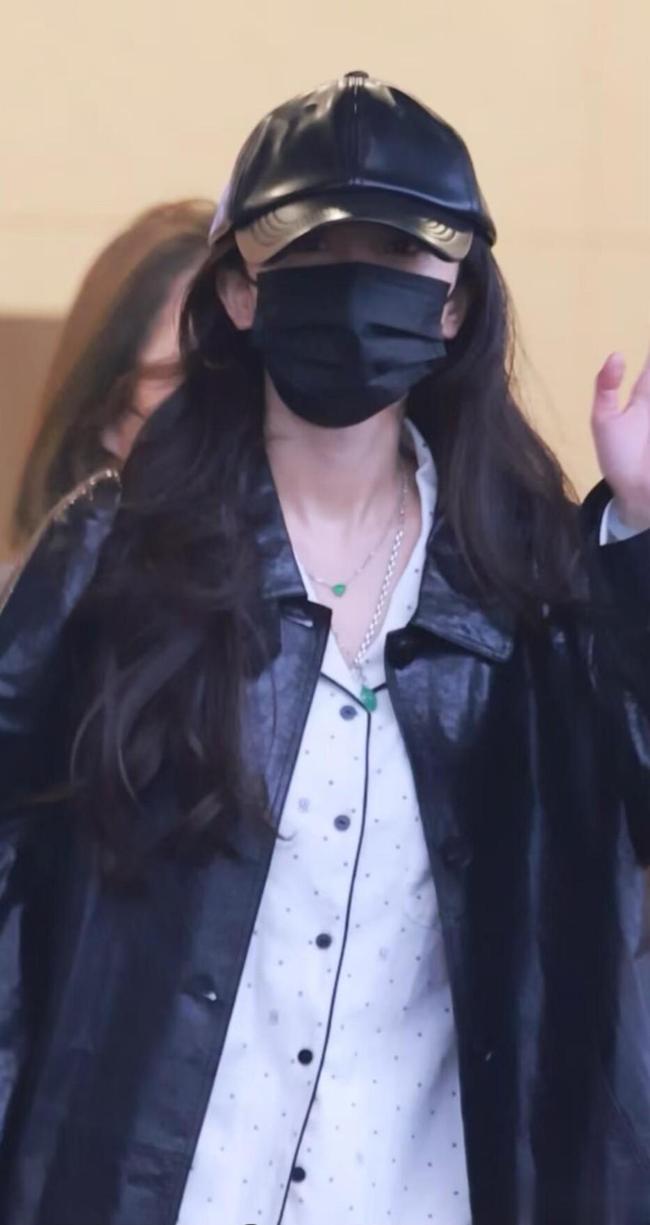 杨幂纽约出发回国机场照,戴翡翠项链穿着睡衣的松弛感!