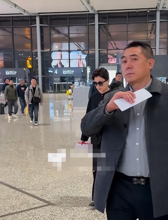 杨澜机场被骂太装，路人打招呼她眼神不屑，保镖上手遮挡态度蛮横