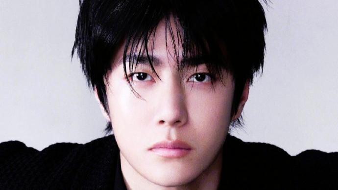 王一博综艺攀岩意外坠海，无保护挑战细节曝光引担忧