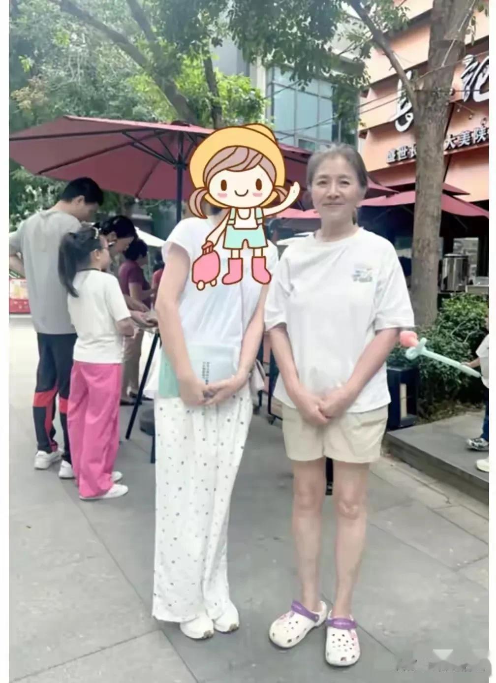 迟蓬在北京面包店被偶遇，她穿着休闲装 头发花白，本人真的好温柔