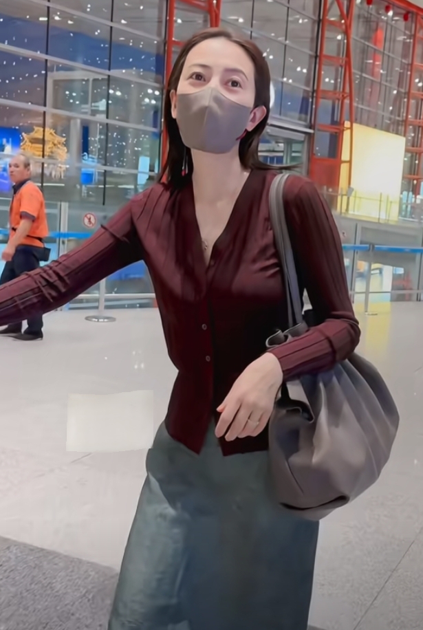 高圆圆现身机场，酒红针织开衫配墨绿长裙，气质温柔又高级