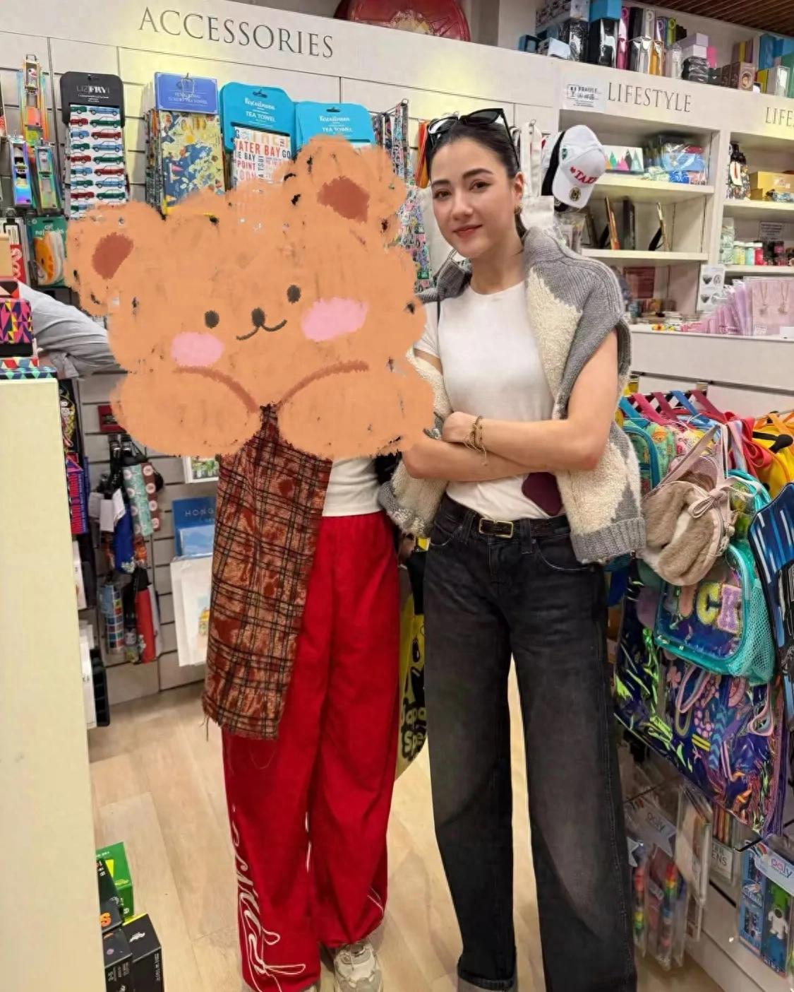 娜然跟着霍启山回到香港，两人同游意大利，娜然老钱风穿搭显贵气