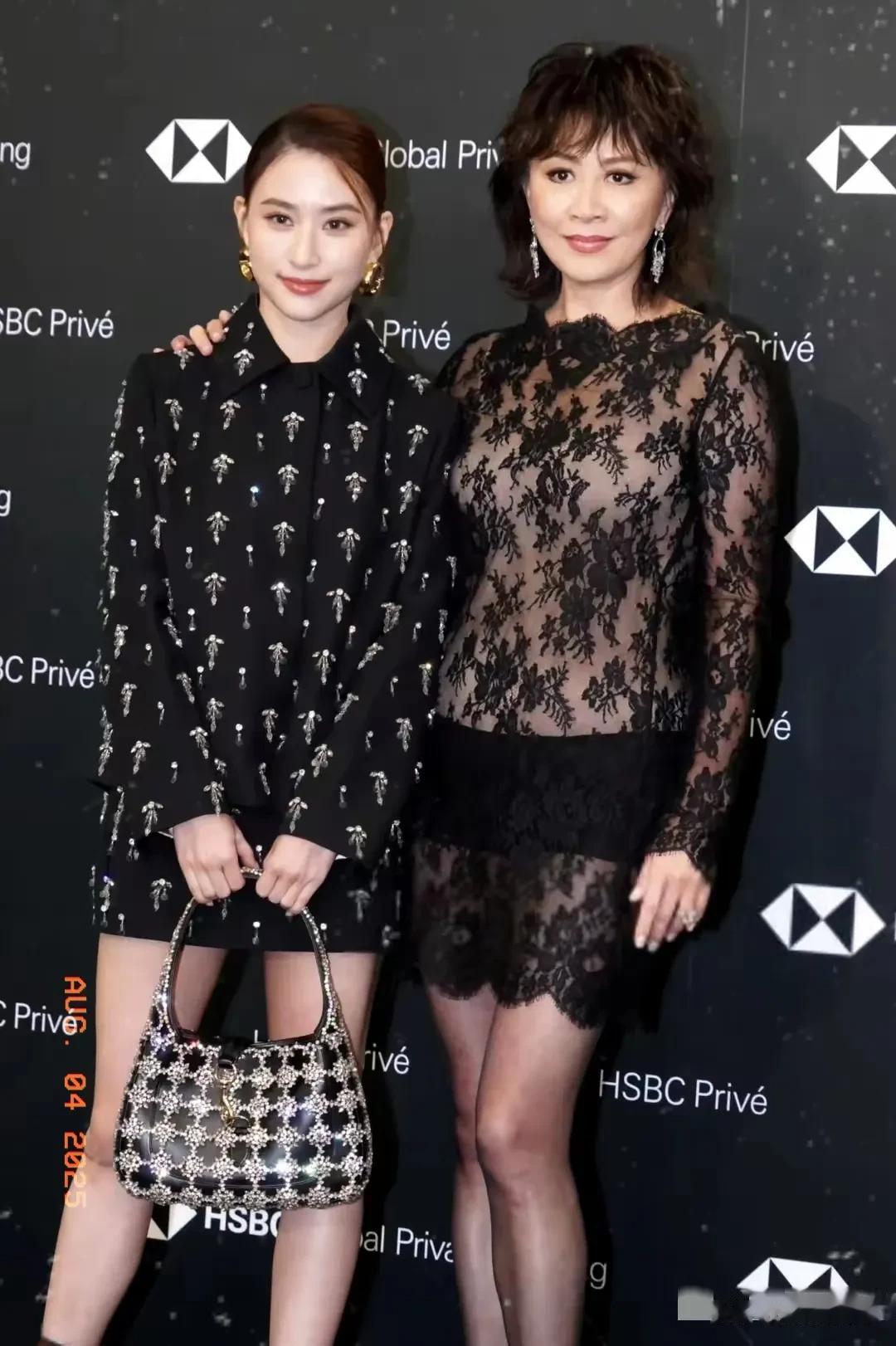 刘嘉玲一袭经典黑色蕾丝为主调，既庄重又时尚活力，萌翻年龄差