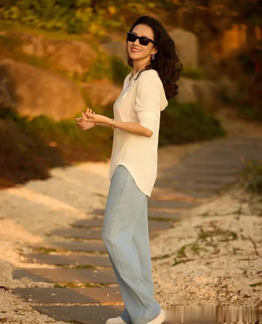 章子怡烫泡面卷年轻20岁！穿白色连帽衫+牛仔裤，简约随性又时髦