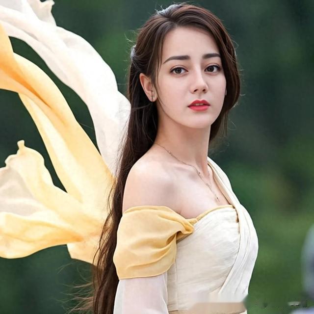 迪丽热巴古装出圈!单肩黄飘带造型,又美又飒!