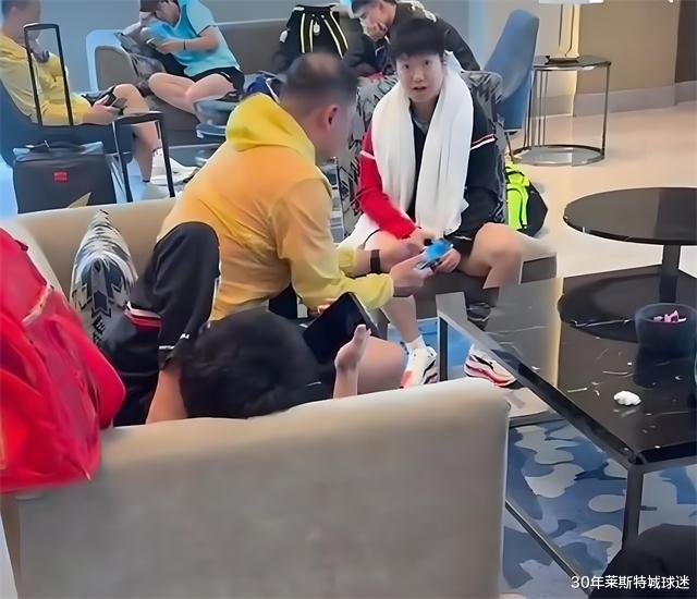 王曼昱心真大！在印度场馆躺着训练，鸟屎落在身旁，她却淡定偷笑