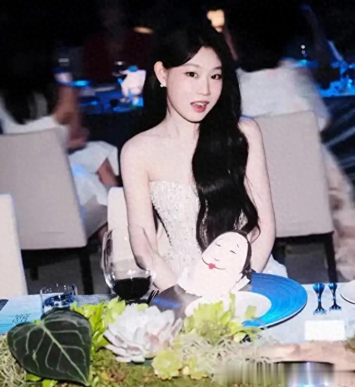 小沈阳女儿晒活动美照，穿抹胸裙配恨天高，高级脸养眼明星范超足