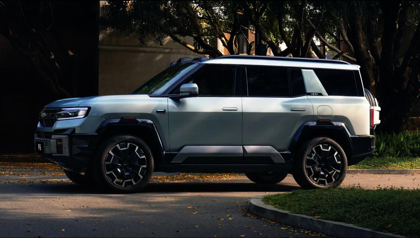 方程豹豹8伪装车现身澳洲 将以Denza B8名称销售 前脸与国内有所不同