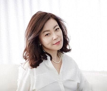 韩国女星66岁仍未婚，保养得宜住220平豪宅，还为宠物狗留一间房