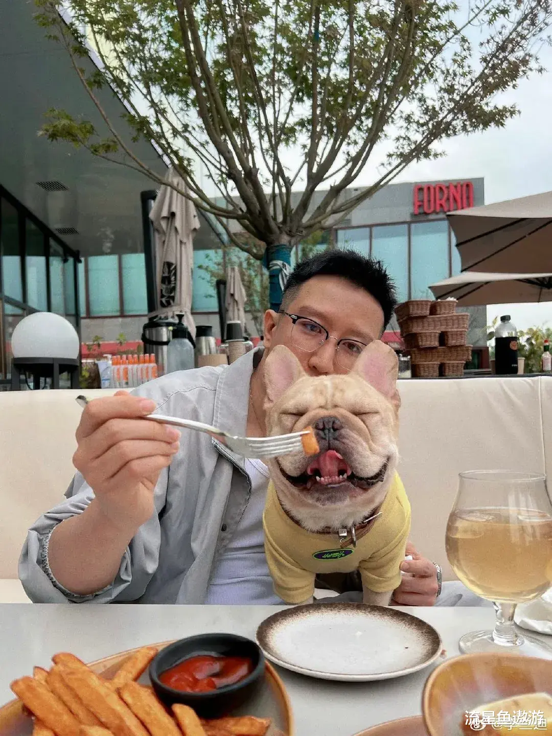 经纪人变身顶流明星?李兰迪机场笑弯了腰,幽默回应化解尴尬