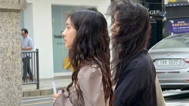 黄磊妻子孙莉和女儿，韩国拍aespa四格照，网友：颜值可以出道了