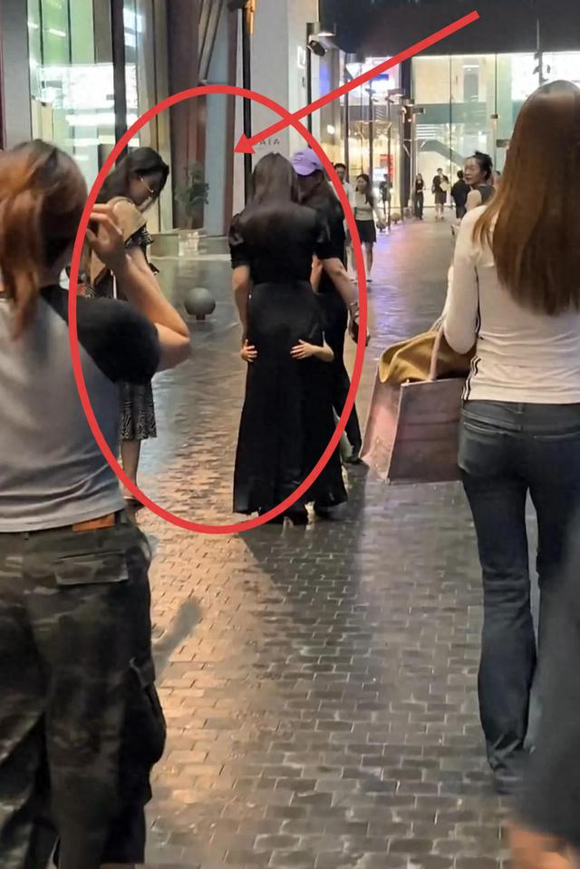 刘亦菲和朱珠现身三里屯！ 两人有说有笑关系好，朱珠丈夫罕见露面