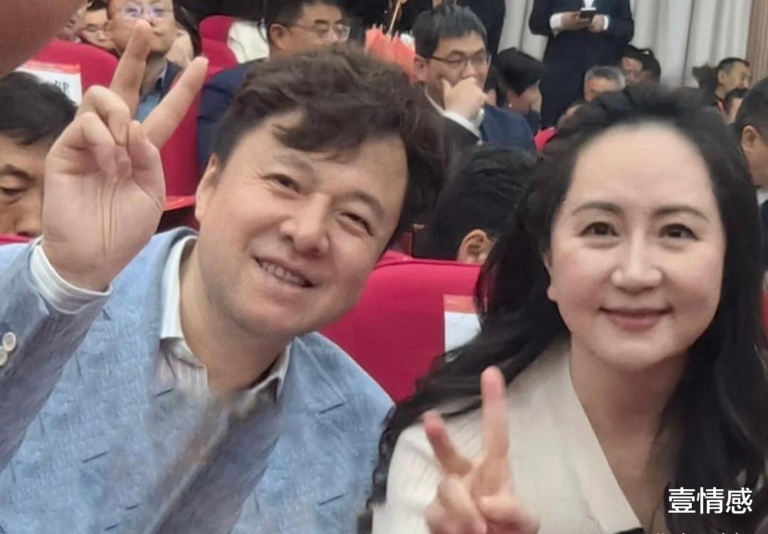 53岁孟晚舟现身继子母校,珠圆玉润贵气十足,小4岁丈夫体贴帅气