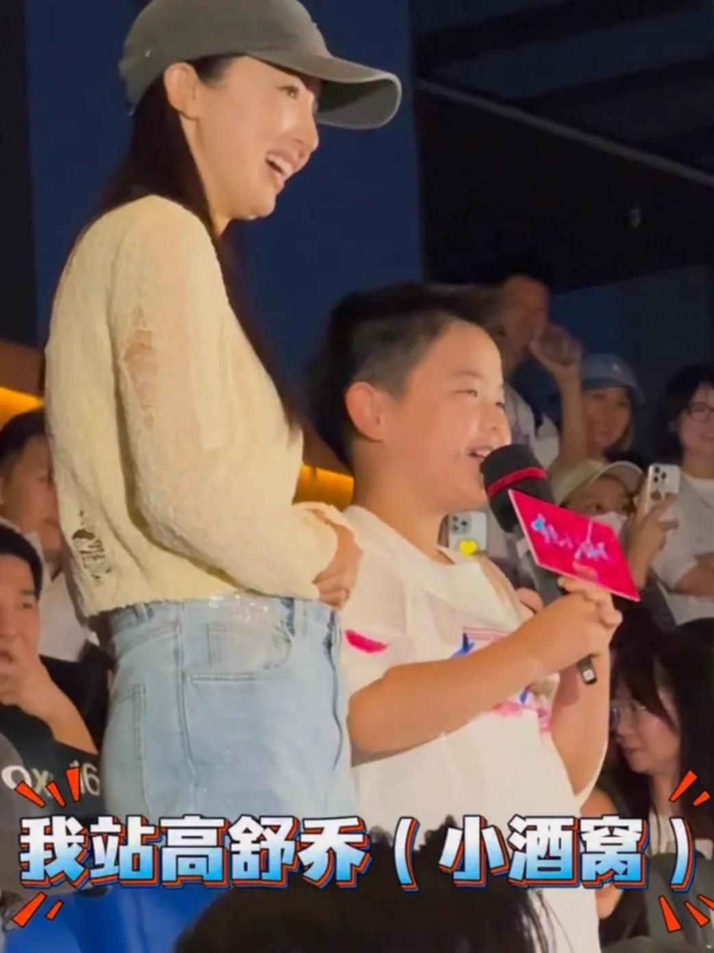 佟丽娅儿子看电影首映,9岁朵朵口条太好,不站妈妈站好友小酒窝