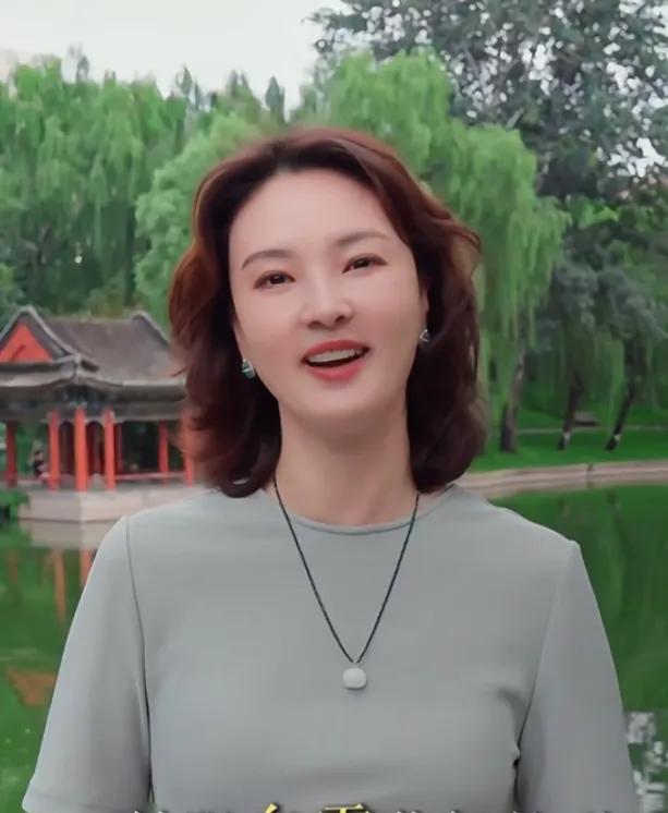刘芳菲分享白露节气，身着浅灰色裙装搭配精致项链，尽显优雅气质