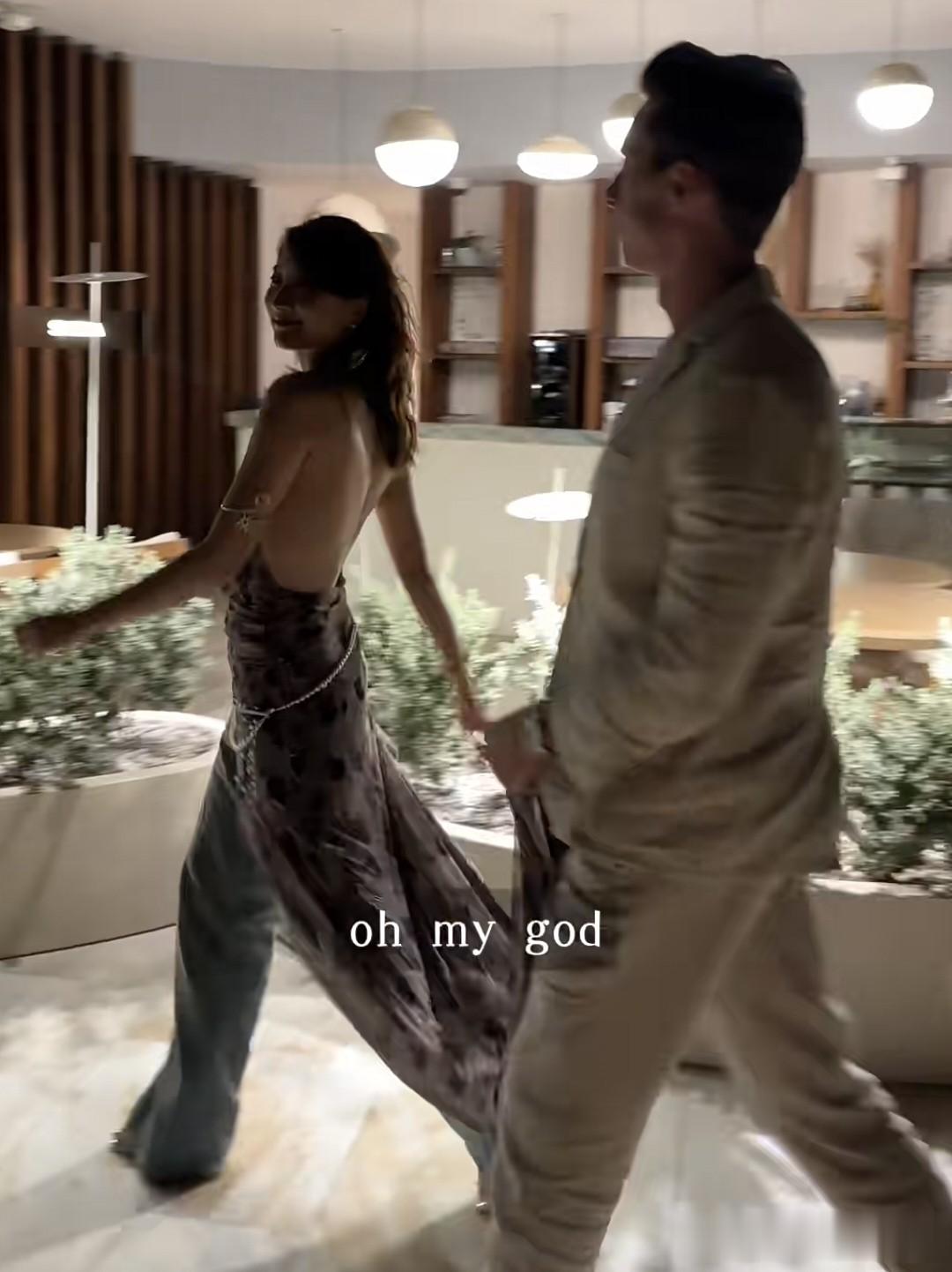 39岁许婧带外国帅老公聚会，男方戴着婚戒，为她提裙子十分宠溺