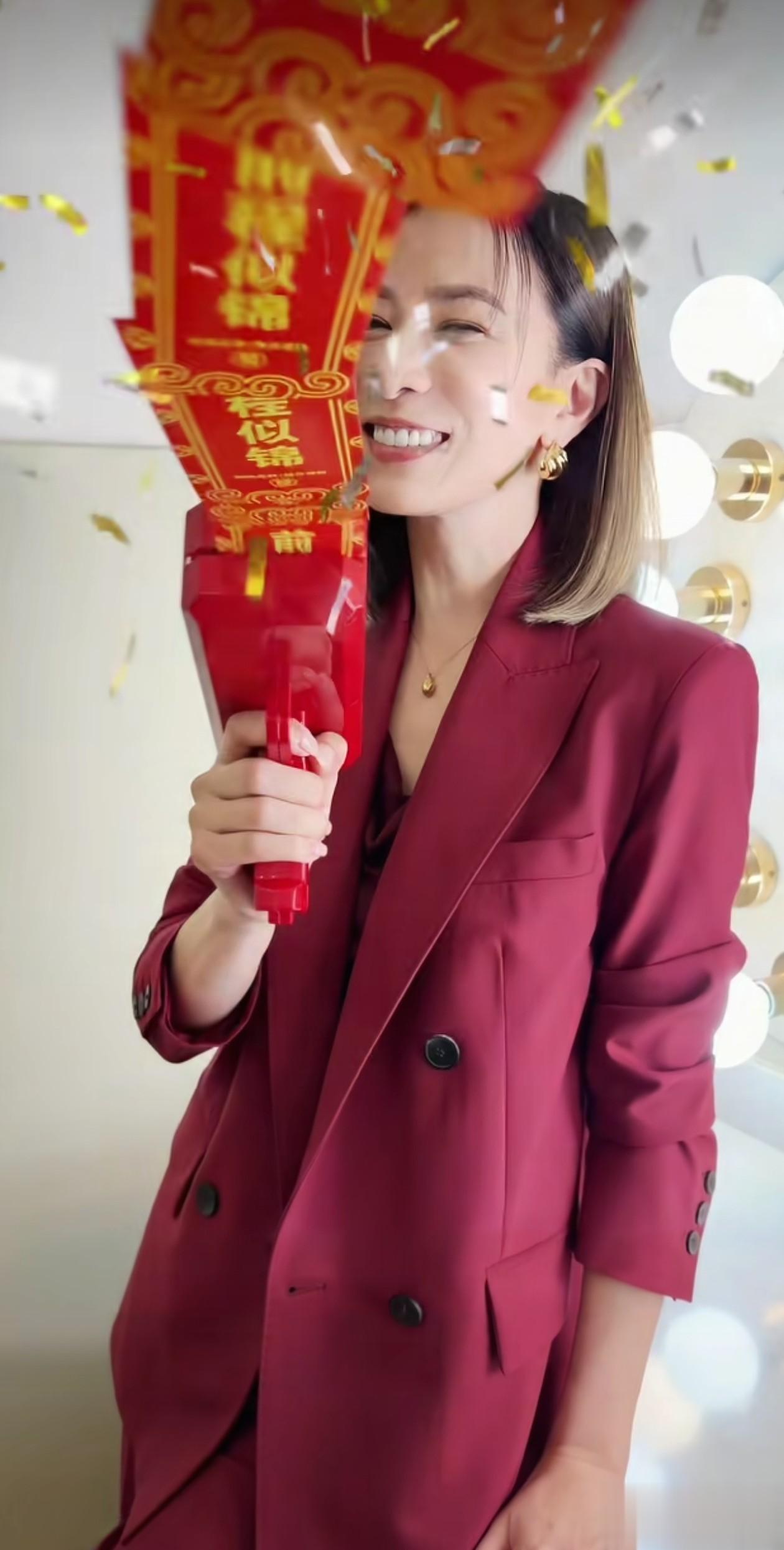 50岁佘诗曼庆新春穿搭:齐肩发+红西装外套,喜庆又干练,像30岁