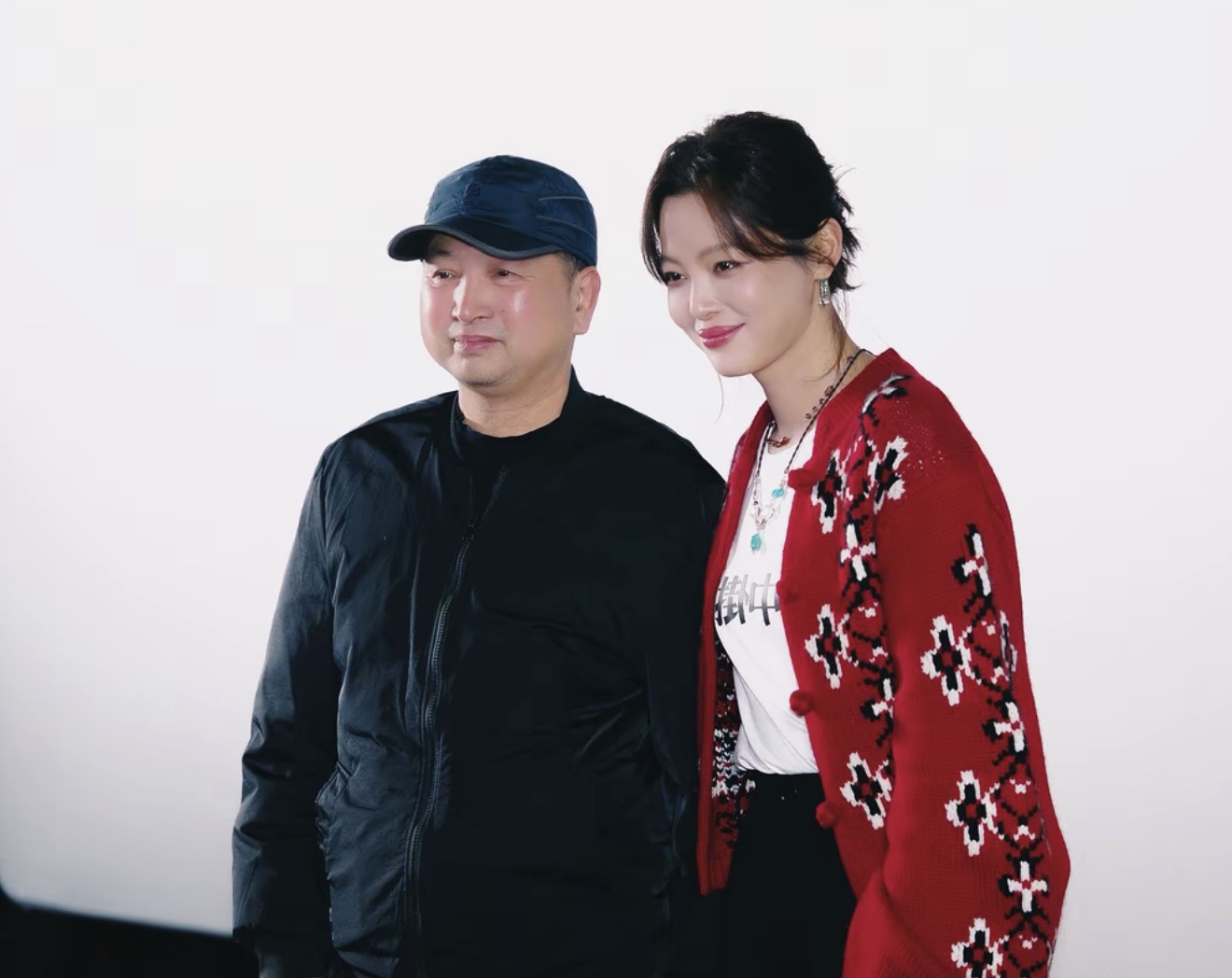 辛芷蕾回鹤岗参加同学聚会!没架子很接地气,站C位和同学差距大