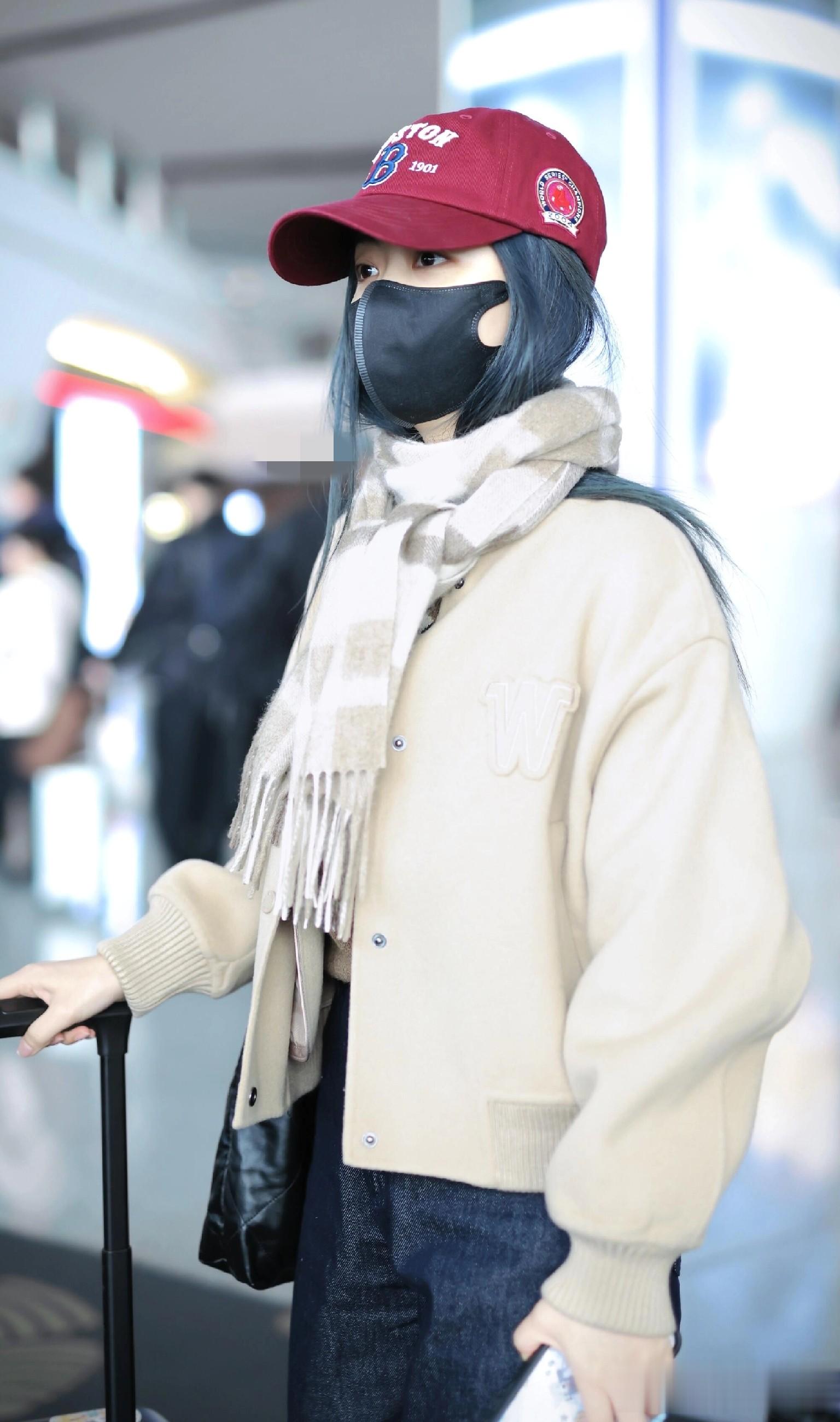 谭松韵最新高清机场路透照，穿米色外套搭配格子围巾，甜妹氛围感