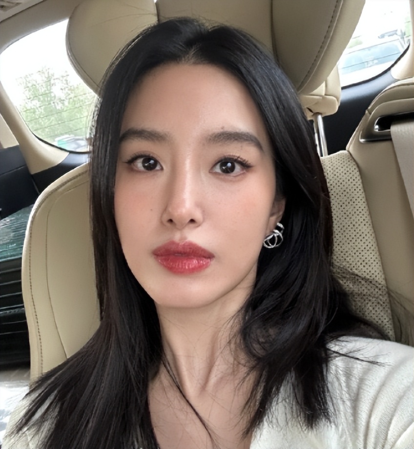 没了贵人撑腰，娱乐圈的看人下菜碟，在杨采钰身上展现得淋漓尽致