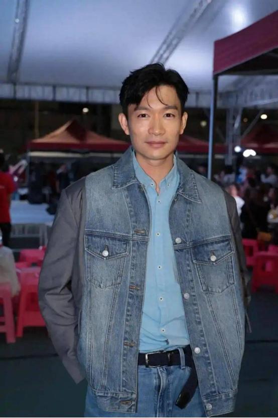 TVB上位花旦内地开音乐会，被批面目狰狞吓坏网民，无表情管理