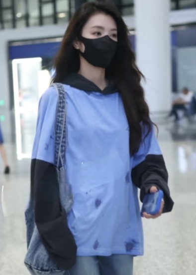 李云霄现身机场，蓝黑撞色卫衣配牛仔裤，长微卷发随性又时尚