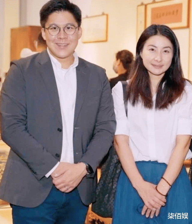 霍启刚雨天陪老婆逛街,买单的样子真帅,郭晶晶穿白裙打扮好洋气