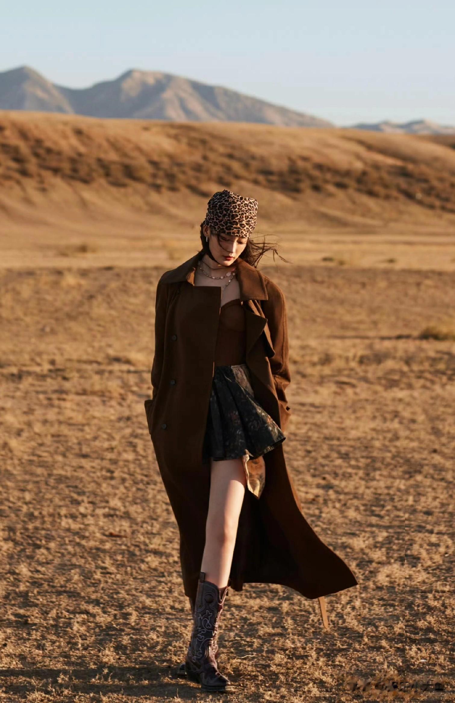 李沁0927生日大片,清冷蓝色系穿搭配微卷发,温柔又气质!