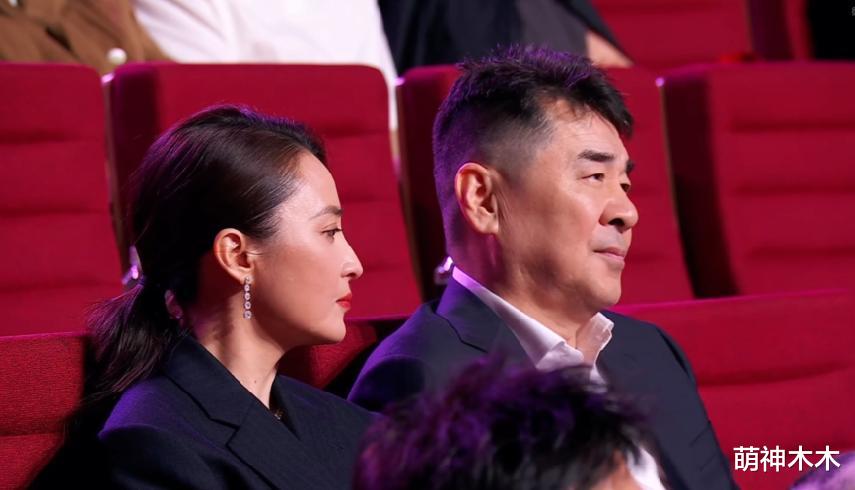 电影之夜台下:邓超黄晓明同坐无交流,佟丽娅玩手机,范丞丞表情失控