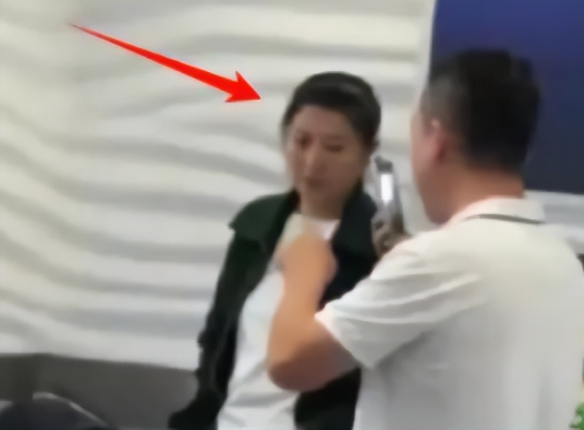 闫学晶风波后首现身！双手插兜，满脸不屑，看来她还没有认识到错