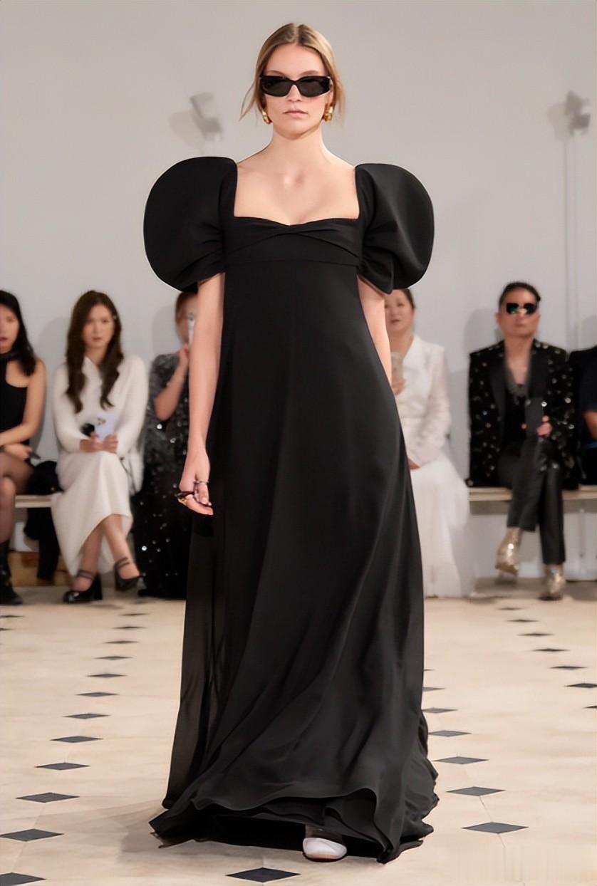 W盛典后台生图曝光：唯一站着的迪丽热巴，把7位坐着的女星都赢了