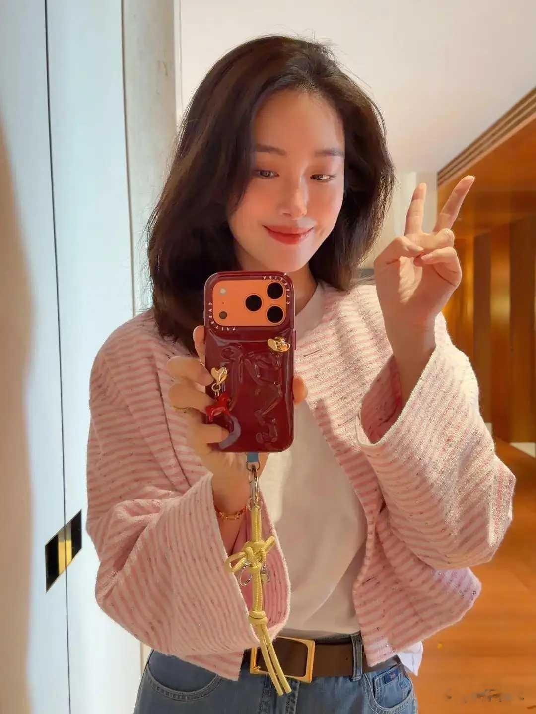 杨采钰新年全家福，婆婆首出镜面相有点凶，张向荣搂她肩膀很护妻