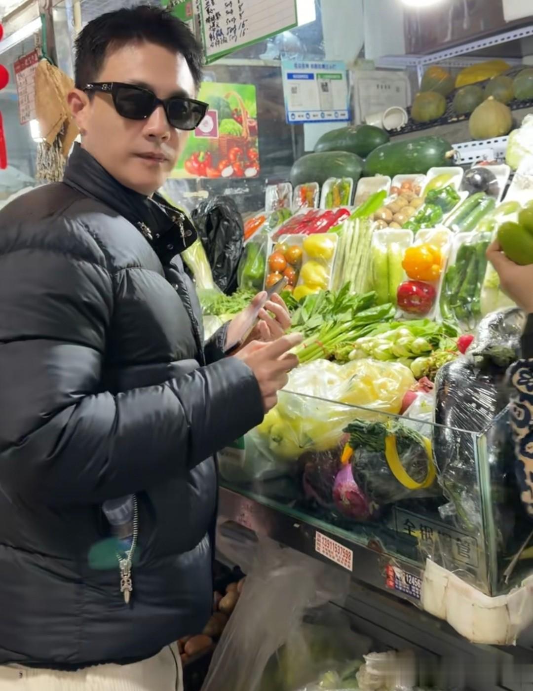 王灿一家去菜市场，杜淳戴大墨镜，买西葫芦还讲价，樱桃不洗就吃