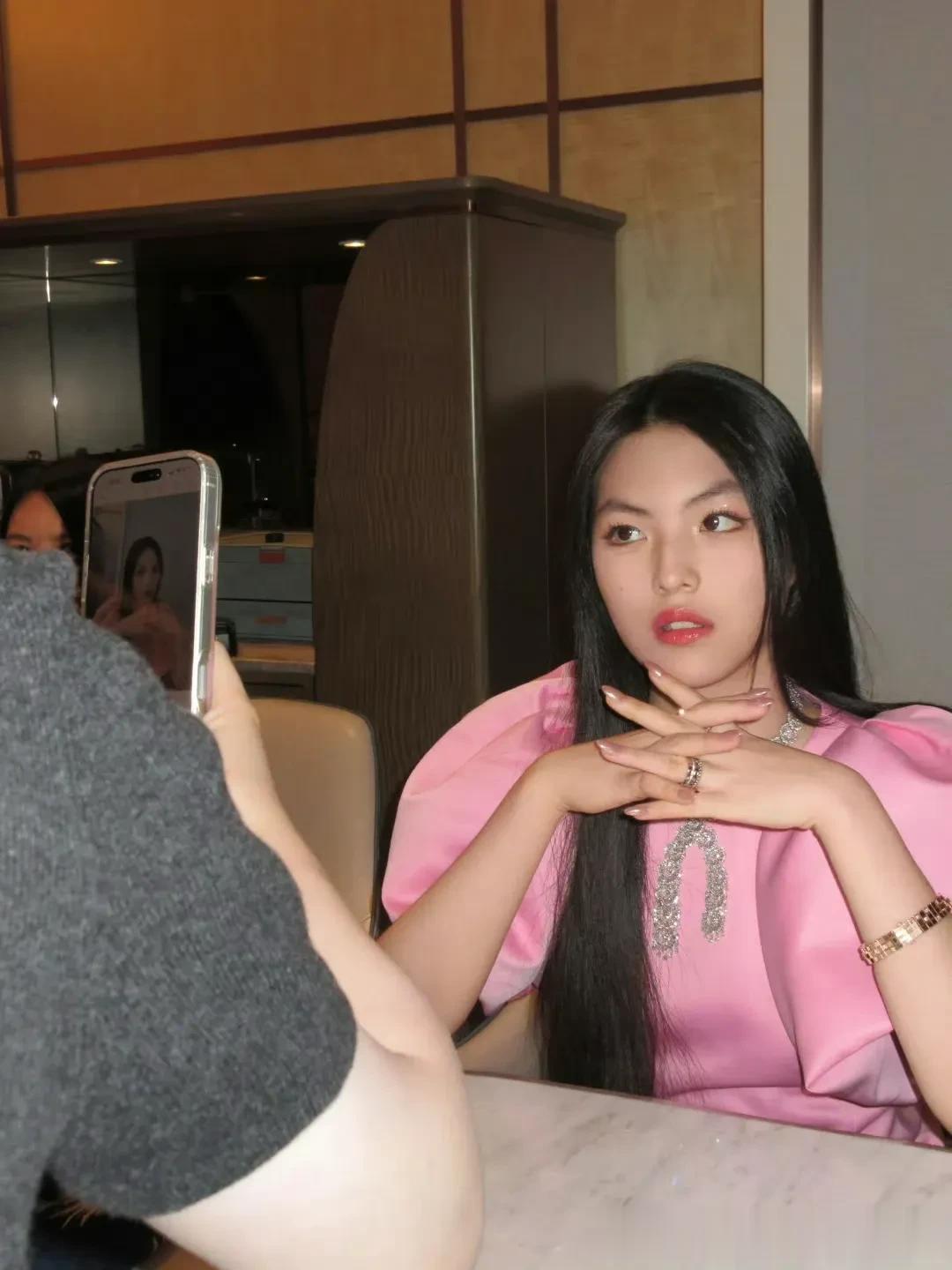 王诗龄晒美照，身穿芭比粉礼服，眉毛画的不好看，太高太挑了