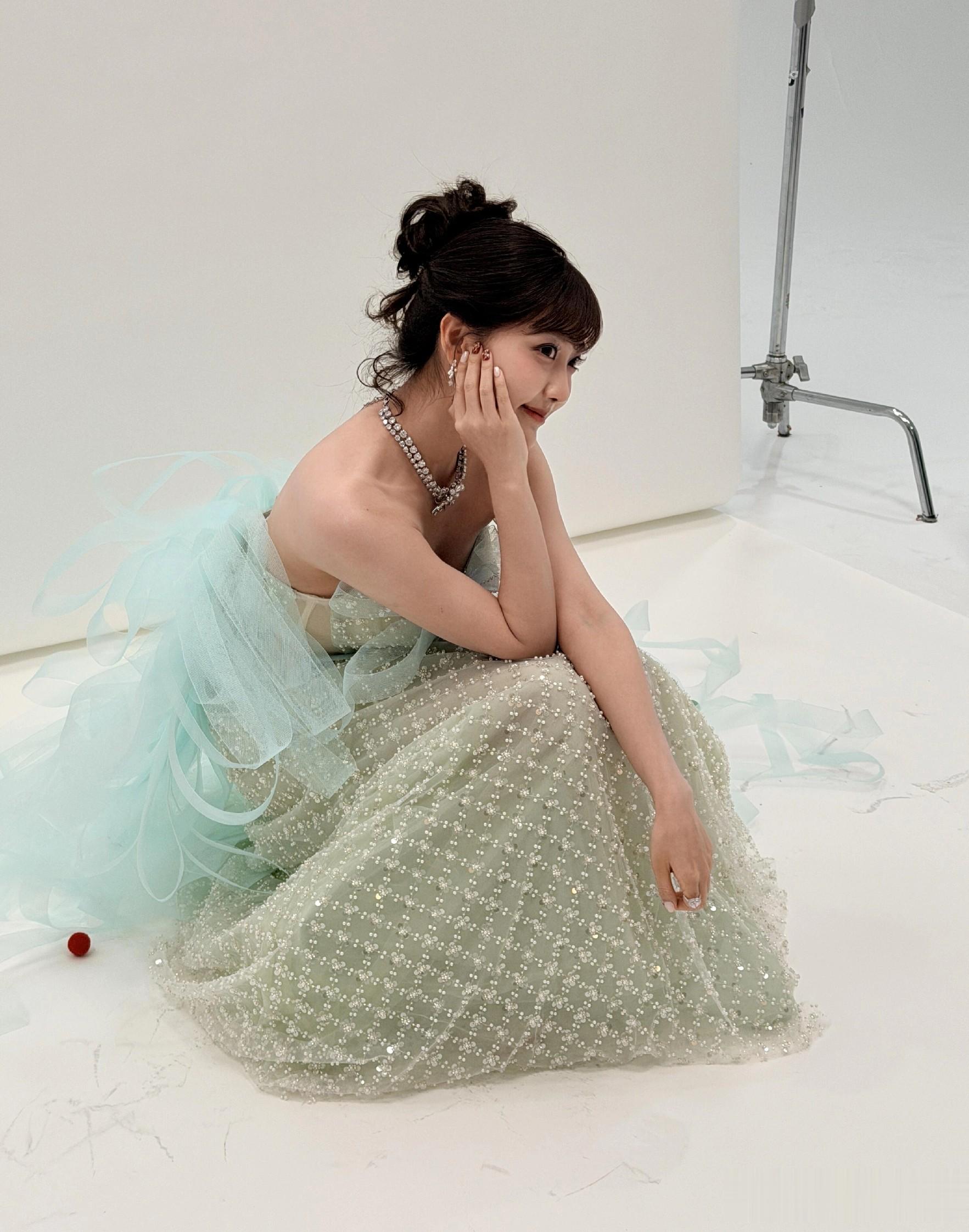 李艺彤分享生日写真美照，蓝色抹胸裙，灵动可爱美得让人移不开眼