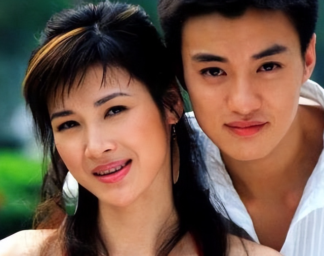 演员童蕾：45岁优雅漂亮，女儿乖巧又可爱，如今幸福背后也有心酸