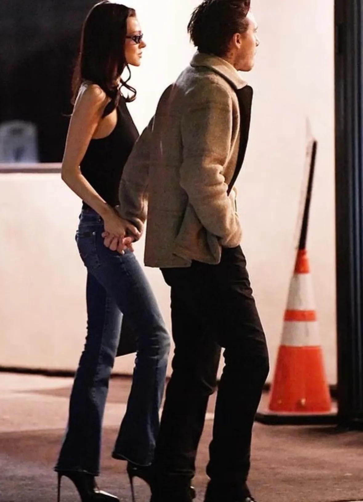 大布妮可拉最新街拍，妮可拉又踩15cm高跟鞋出门，大布罗圈腿太丑