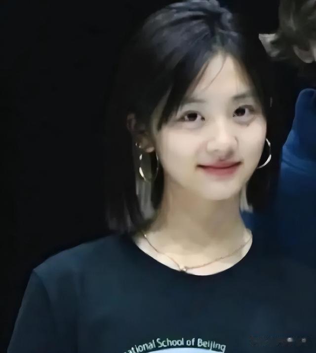 19岁黄多多近照曝光,被嘲 “早熟” 的她,如今美得让人移不开眼