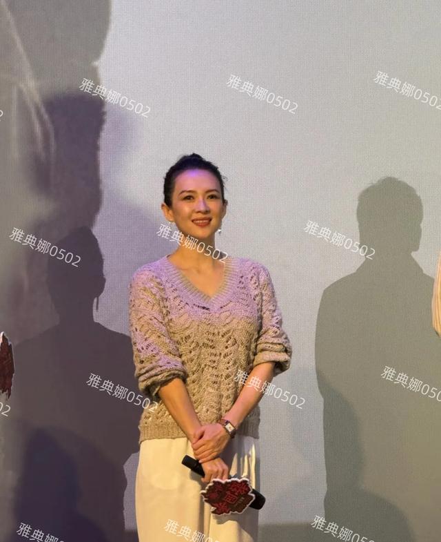 章子怡整张脸包括牙齿都没有一丝整的痕迹,纯天然美得很有生命力