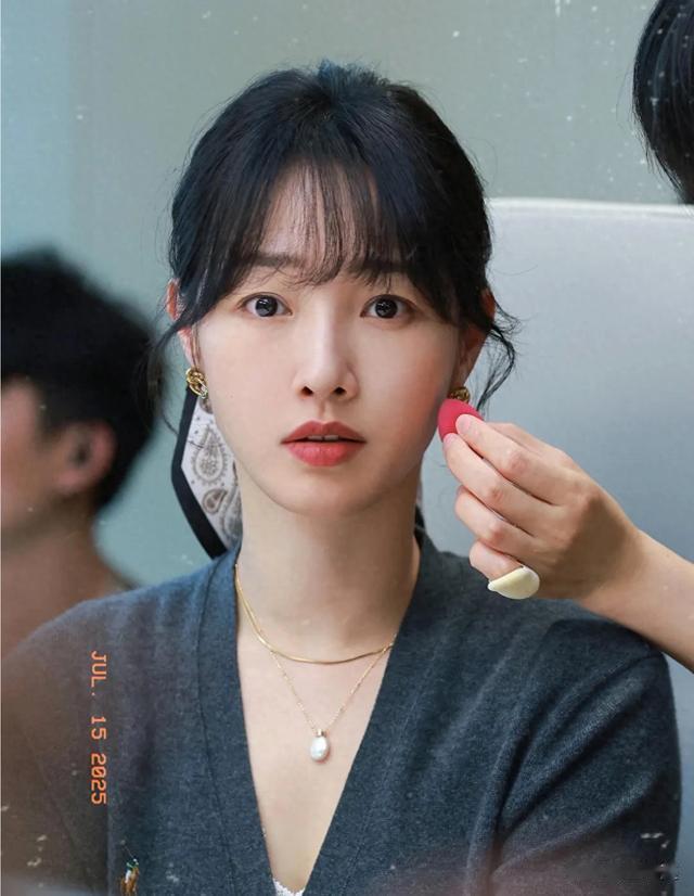 白百何带二儿子现身机场，小家伙看到有人拍照，吐槽妈妈挡他镜头