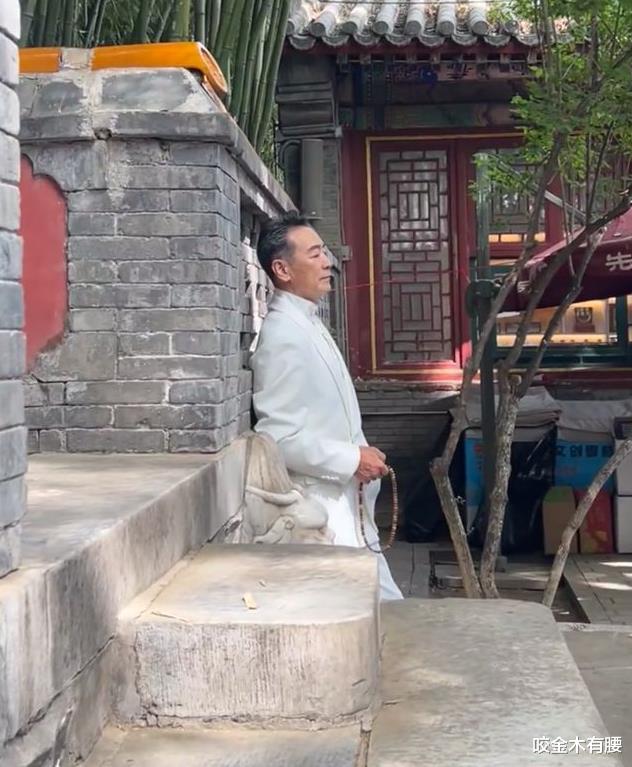 寇振海游逛潭拓寺被偶遇，71岁仍风度翩翩，网友亲切称呼依萍爸爸