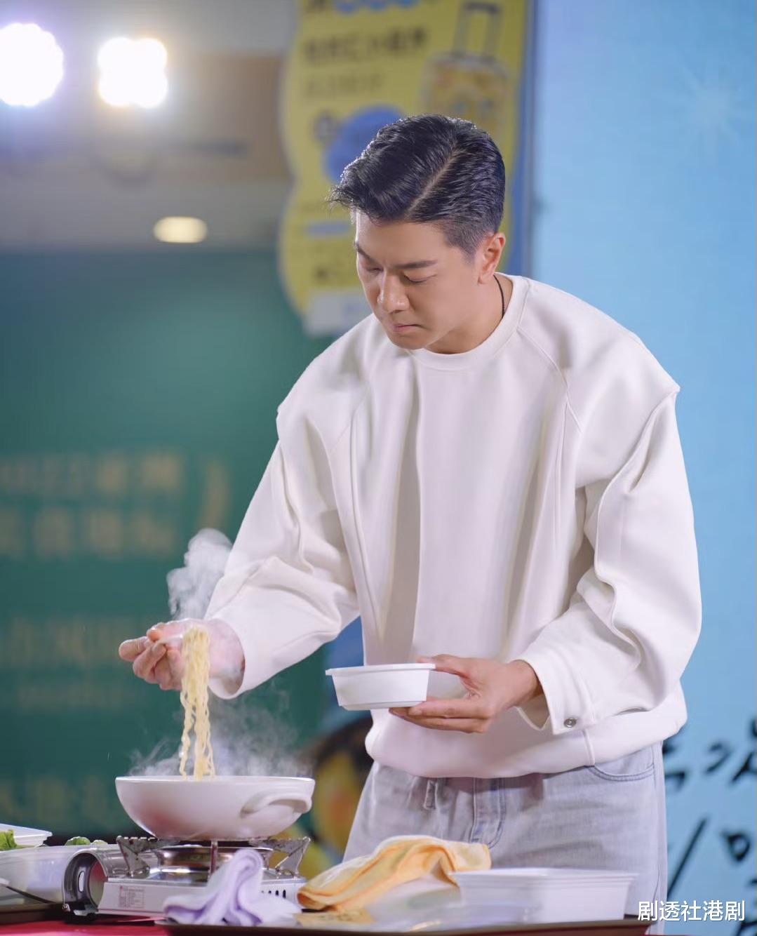 TVB小生现身公益活动!自曝八岁儿子独立意识太强,抗拒对方入行