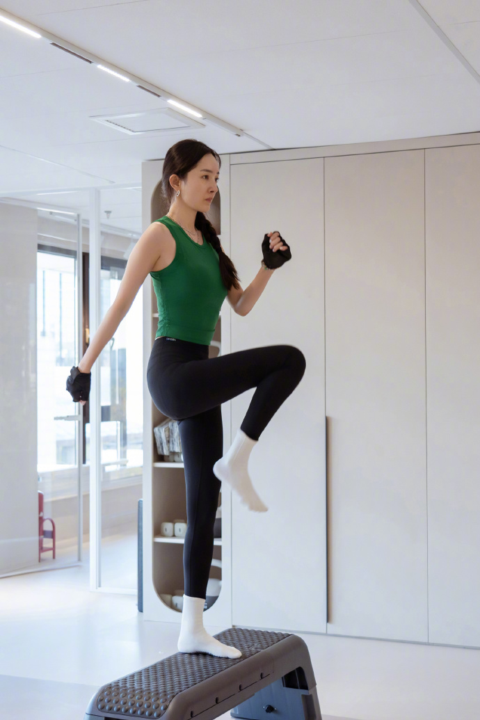 39岁杨幂素颜健身照曝光,零妆容美貌无死角,手臂肌肉线条太绝了