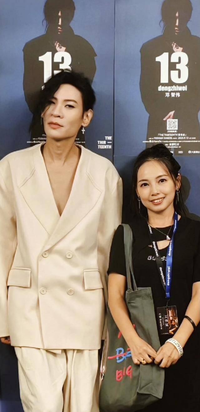 知名港星疑与高挑女子亲密拥抱，举动引发误会